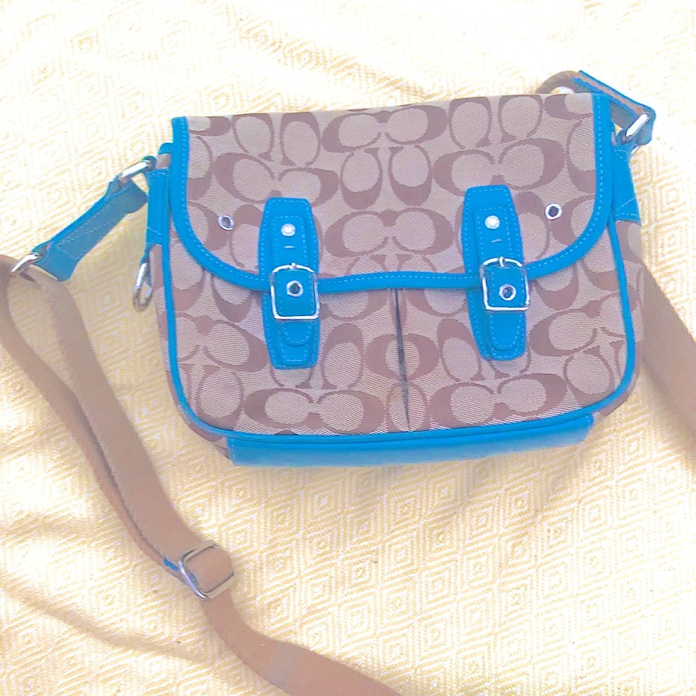 Tan Coach bag with blue accents 💙🤍